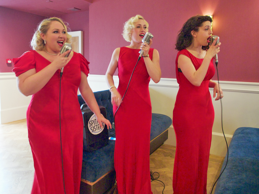 Spitfire Sisters, dinner with music London