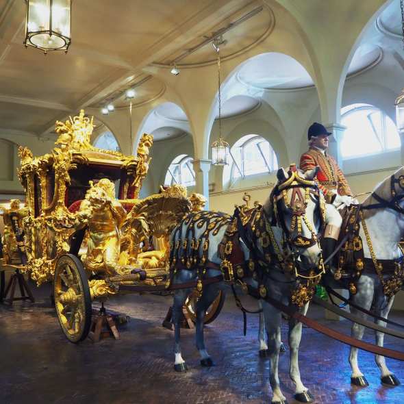 royal mews london,